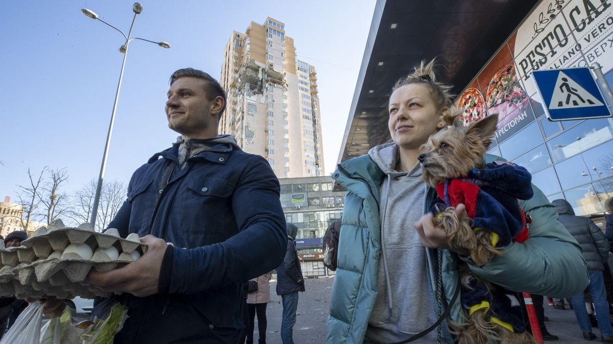 Obrazem: Kyjev na chvíli povolil vycházení, lidé vyrazili pro zásoby